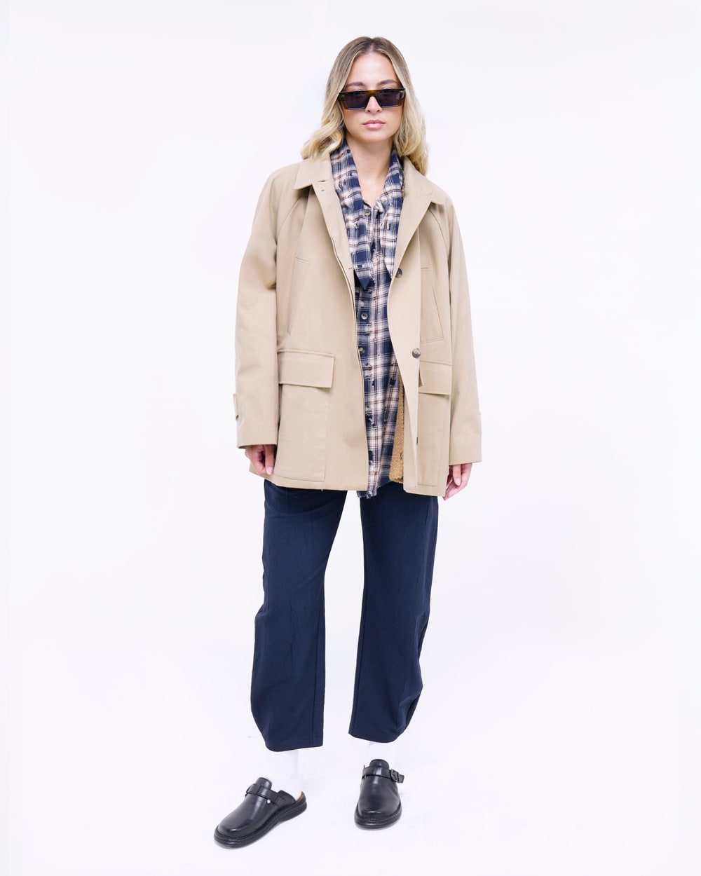 TRENCH MULTIPOCKET CORTO