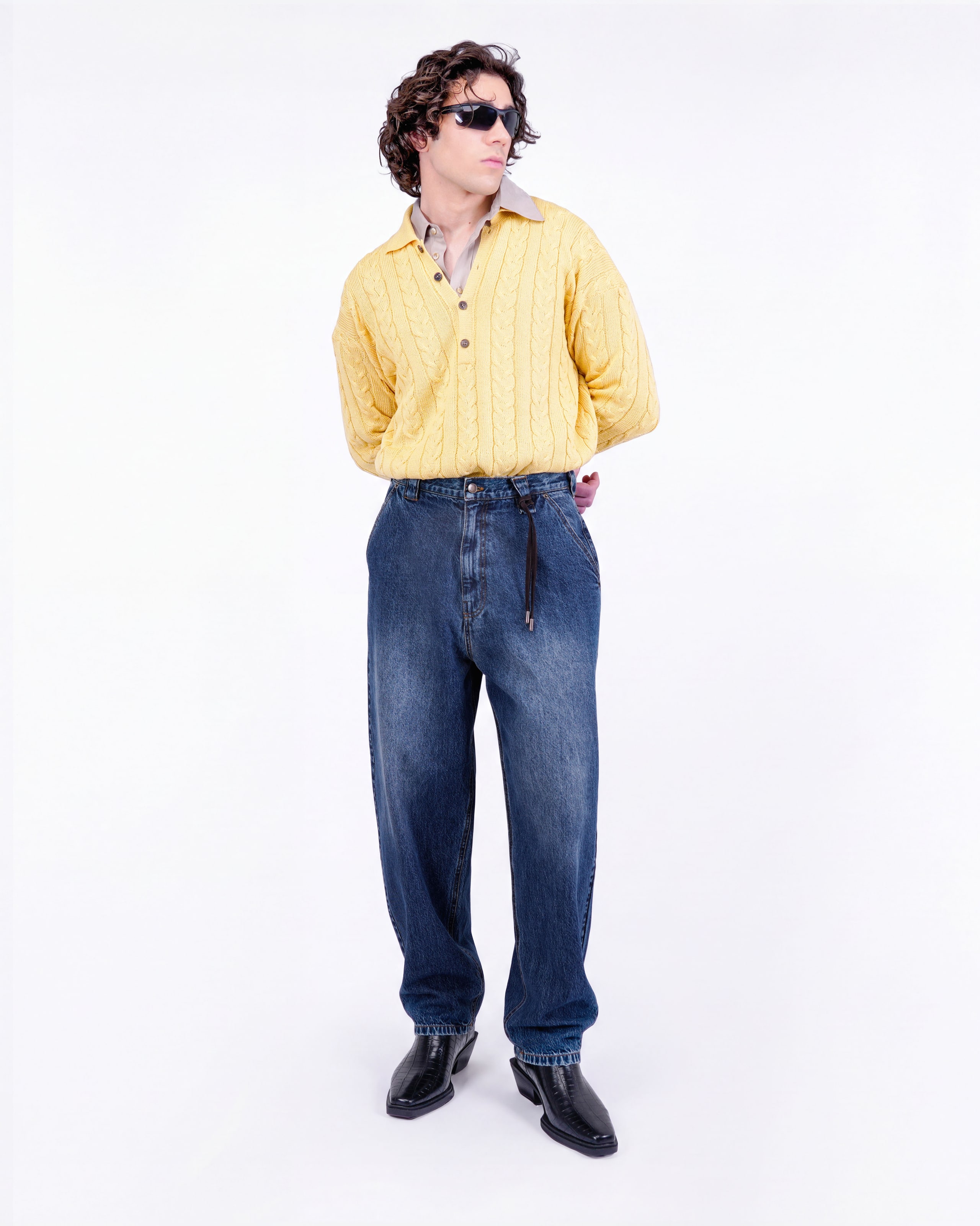 JEANS MIT WEITEM BEINSCHNITT UND DETAILS AUS WILDLEDER