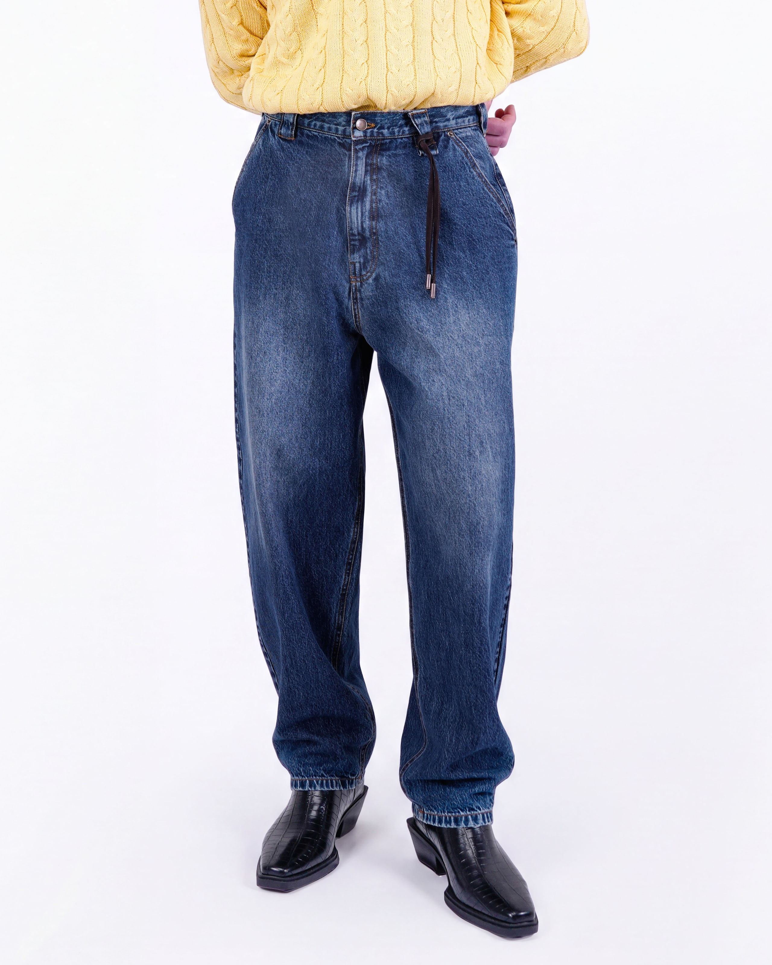 JEANS MIT WEITEM BEINSCHNITT UND DETAILS AUS WILDLEDER